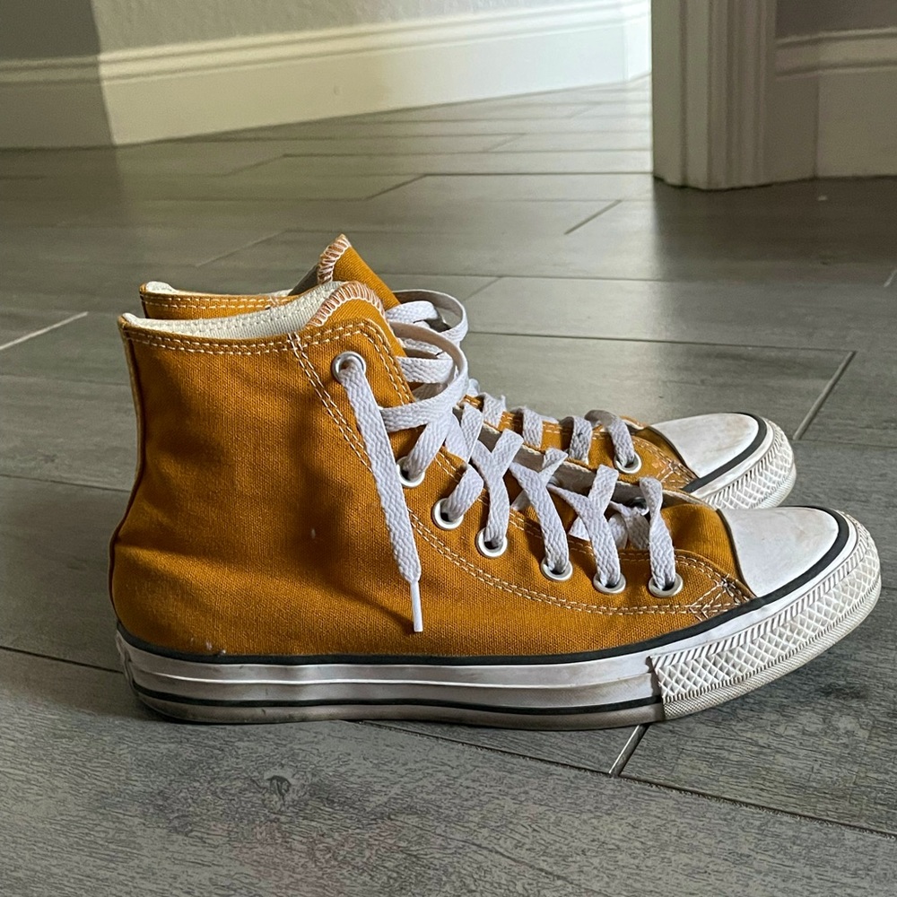 UNISEX!! pre-loved Converse